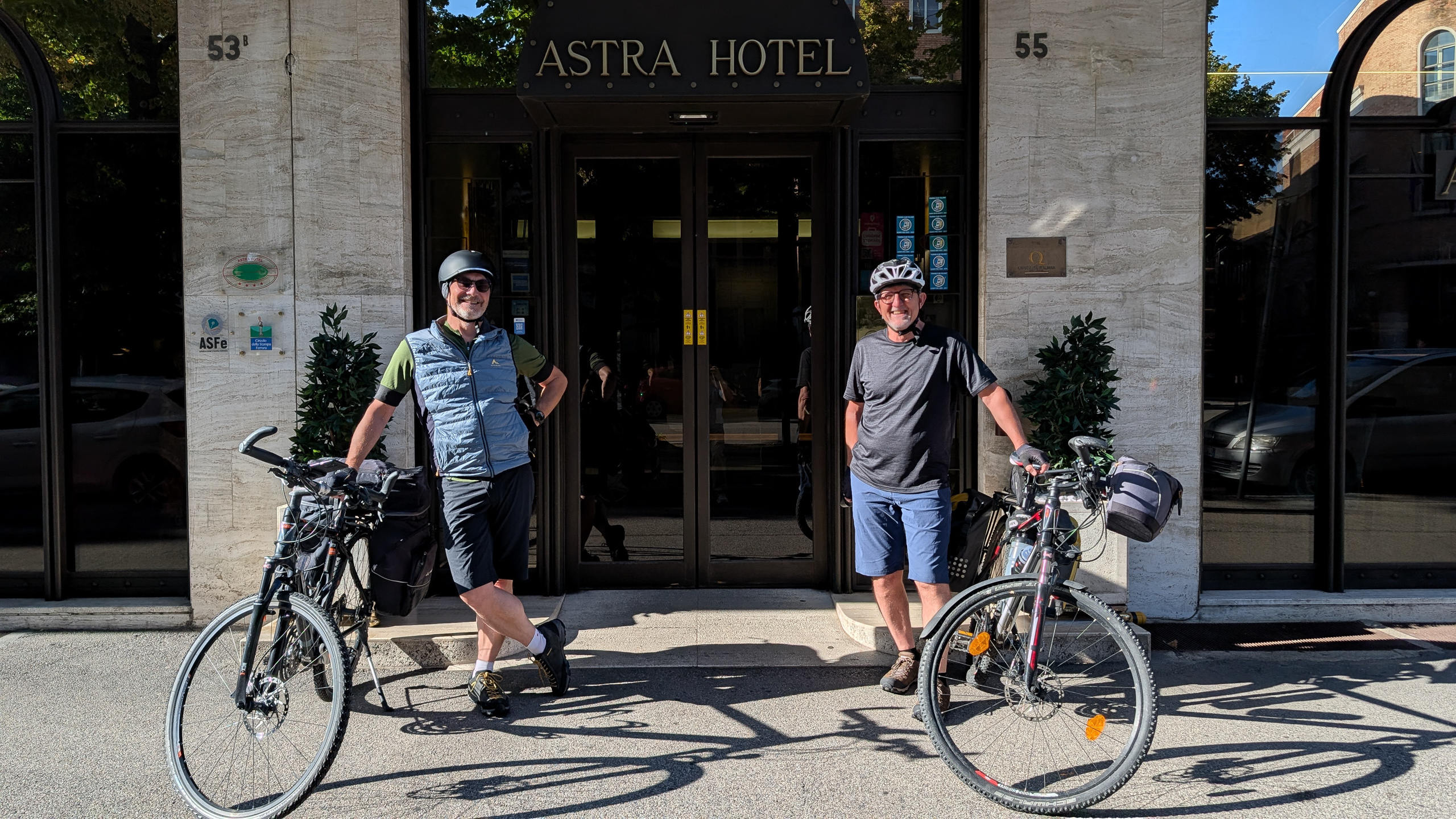Vor dem Hotel Astra – Aufbruch aus Ferrara